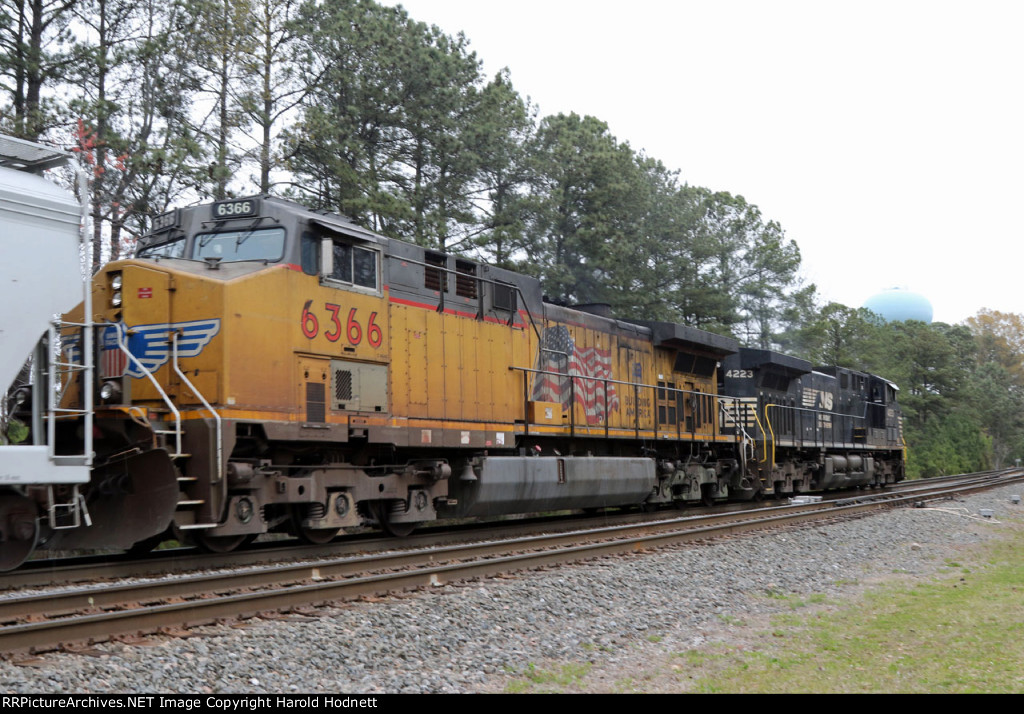 NS 4223 & UP 6366 lead train 350 northbound